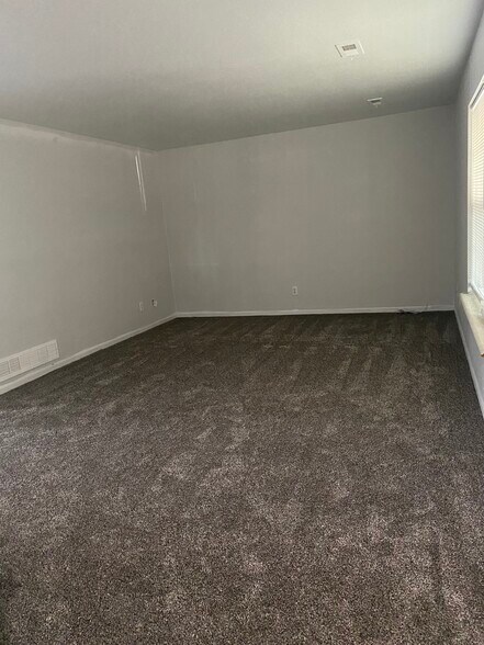 Building Photo - 503 Meadow Ln