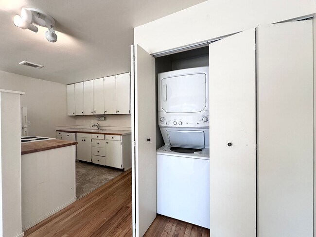 Building Photo - 2 Bed 1 Bath with Back Patio in Montavilla!