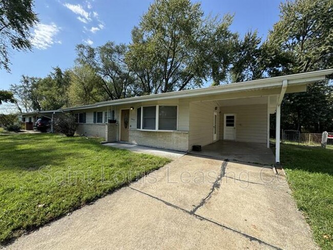 Building Photo - 1945 Thunderbird Ave