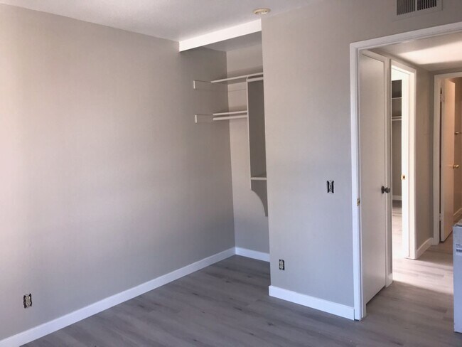 Building Photo - Peppertree Ventura Upper level 2+1 Condo w/ garage $2600