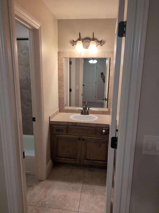 Building Photo - PET FRIENDLY -Spacious 6 Bedroom Home in St. George