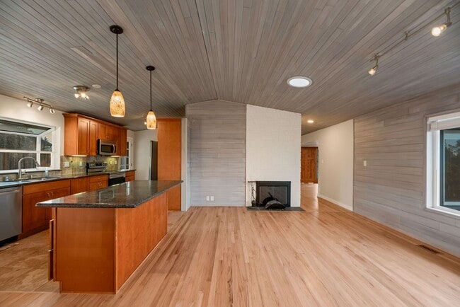 Building Photo - Woodridge Home 4bd 3ba great location!