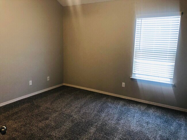 Building Photo - 825 Whitebrush Dr