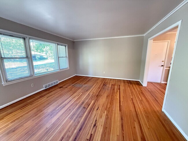 Building Photo - UPGRADED Great Location Large Yard 3 bedroom, FENCED YARD