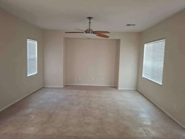 Building Photo - 2820 Dowitcher Ave