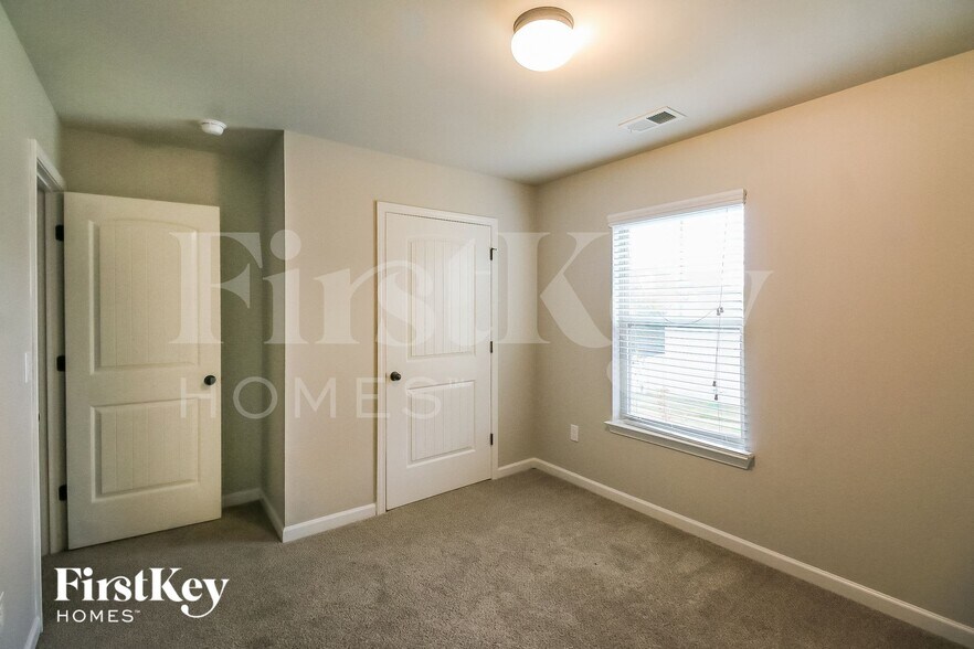 Building Photo - 5565 Union Pointe Pl