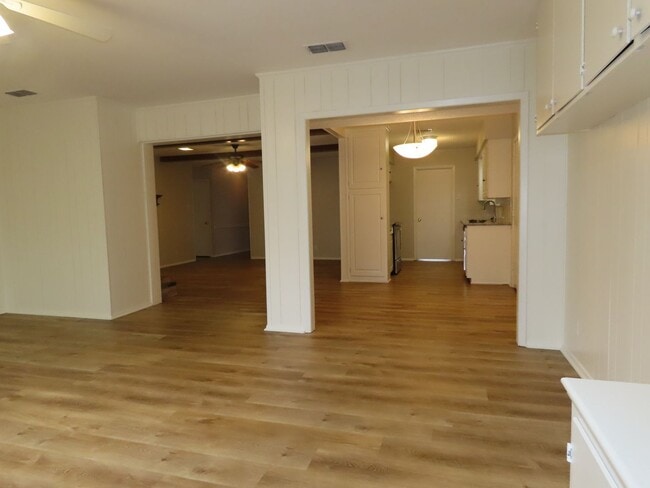 Building Photo - Expansive 3/2 Home in Tyler w/Additional Den and Living Room!