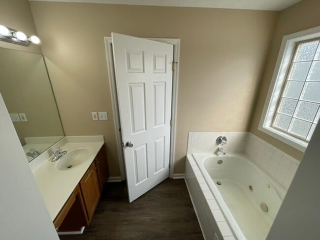 Building Photo - Large Home in Shelbyville For Rent