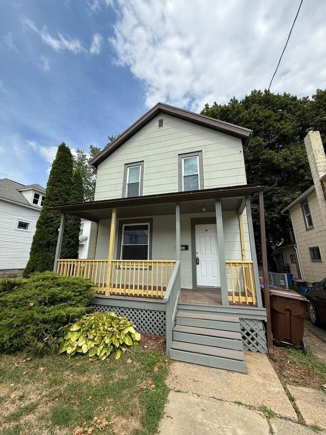 Building Photo - Nicely updated and spacious 3 bedroom hous...