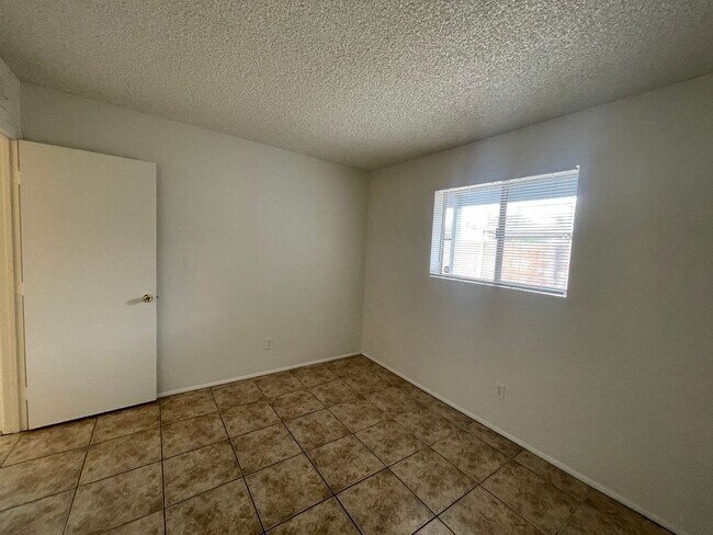 Building Photo - Quaint 2 Bedroom and 1 Bath Triplex!