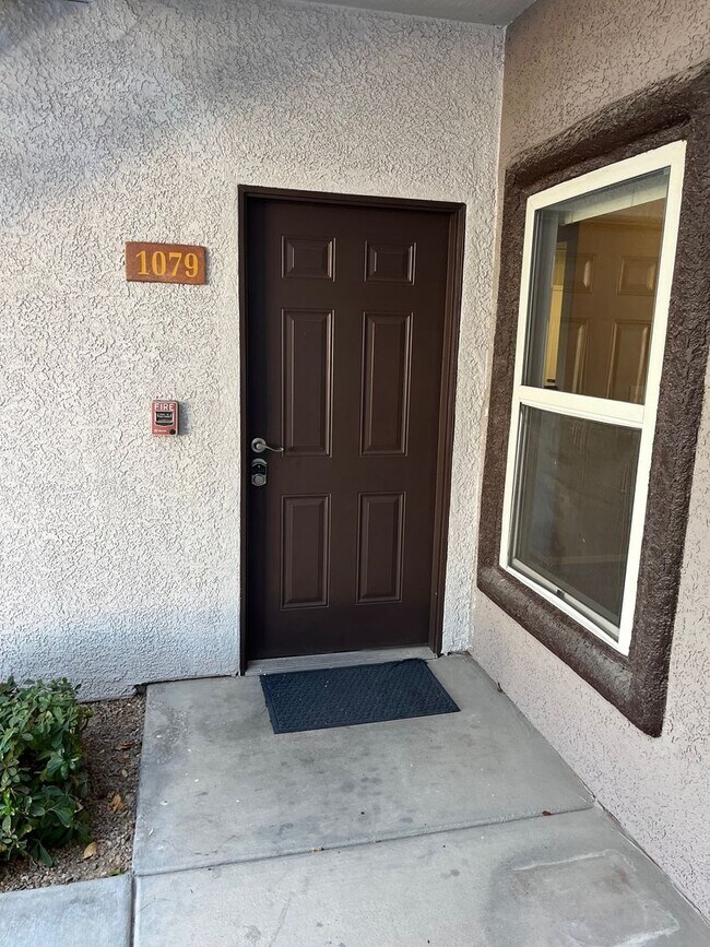 Building Photo - Stunning, fully-remodeled 1 bedroom at Tus...