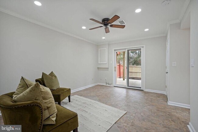 Building Photo - 8552 Southlawn Ct