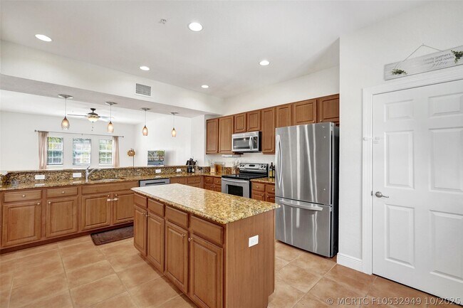 Building Photo - 228 SW 6th Ct
