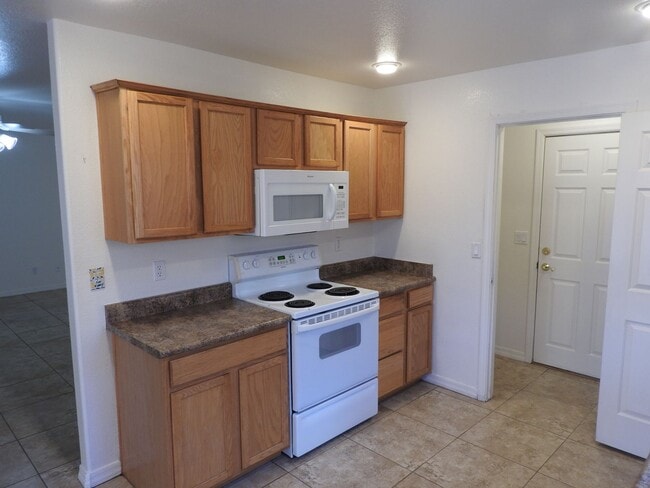 Building Photo - 3 Bedroom with large yard