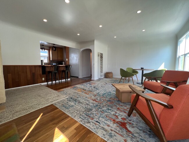 Primary Photo - 1360 B St