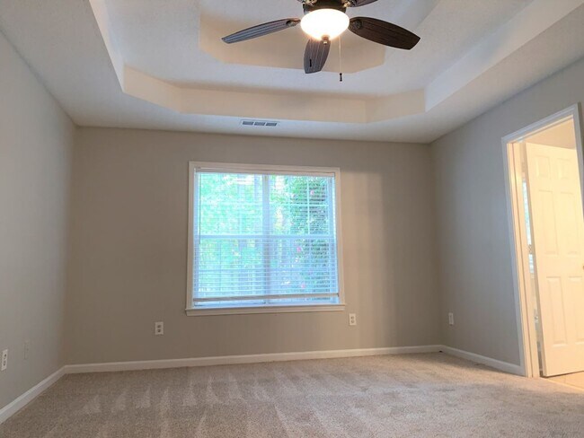 Building Photo - Wow! Northgate district! 3 bed, 2 bath, ra...