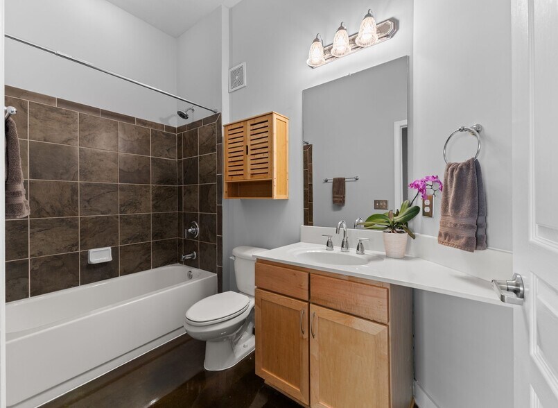 Building Photo - 3000 Vanderbilt Pl