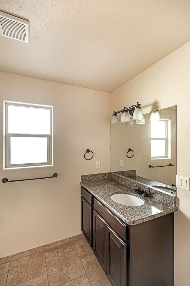Building Photo - Cute 3 bedroom 2 bath home!
