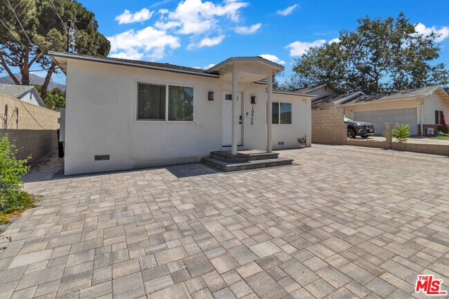 Building Photo - 10930 Eldora Ave