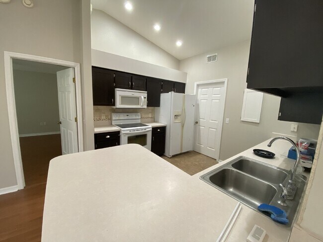 Building Photo - South Lakeland Home!