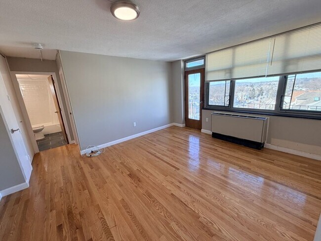 Building Photo - Belmont 1 Bed available 7/1