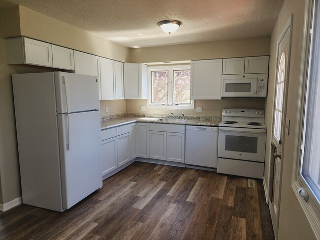 Building Photo - 3 Bedroom 2 Bath Home Available in Knoxville