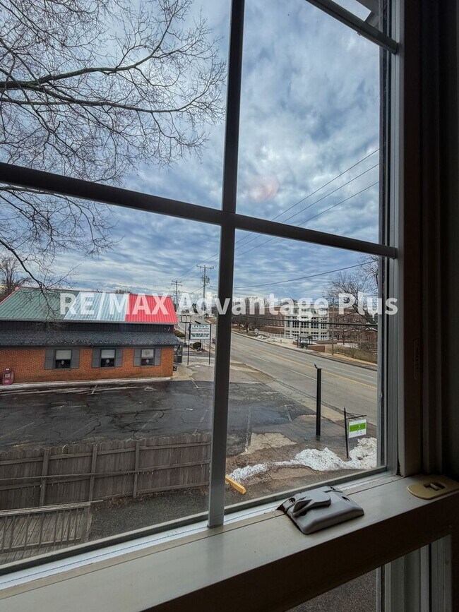 Building Photo - 400 S Main St