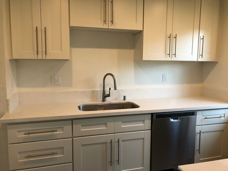 Building Photo - 3611 Mentone Ave