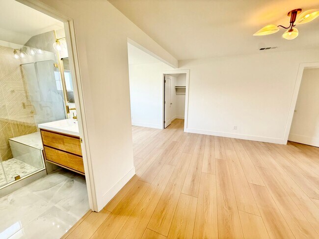 Building Photo - 2902 E Winfield Ave