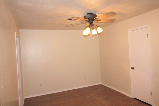 Building Photo - 1707 Jennifer Cir