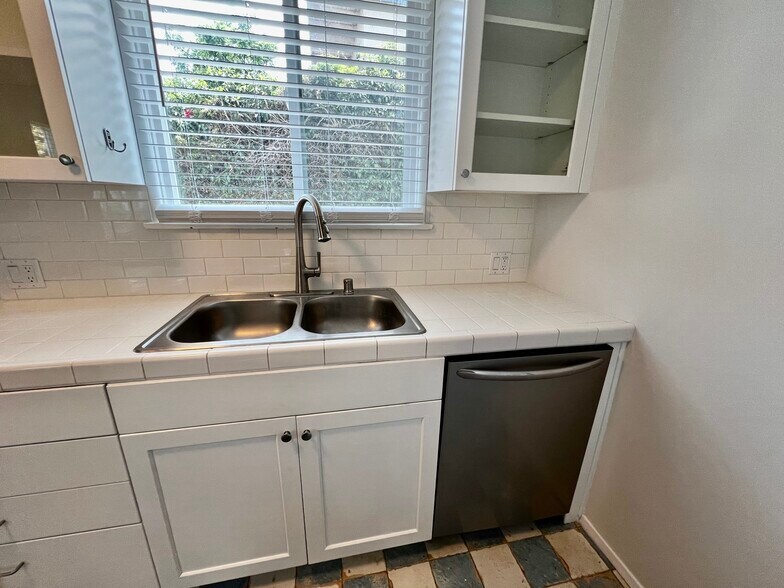 Newer stainless dishwasher - 1348 Manhattan Beach Blvd