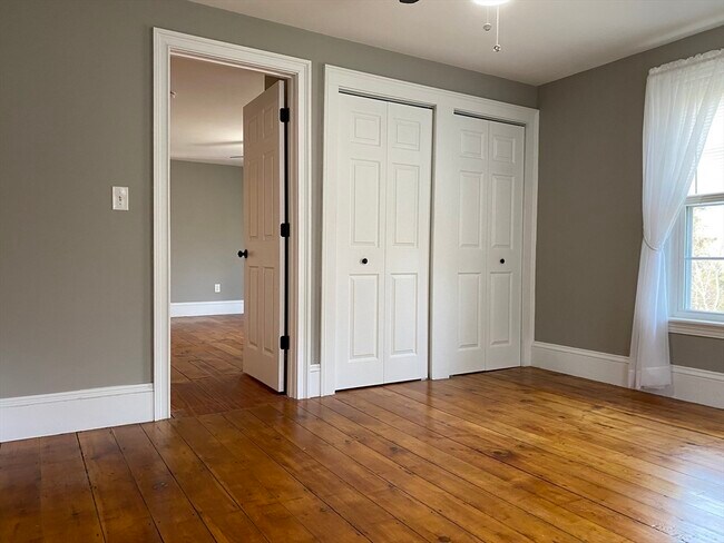 Building Photo - 33 Maple St