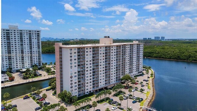 Building Photo - 400 Kings Point Dr