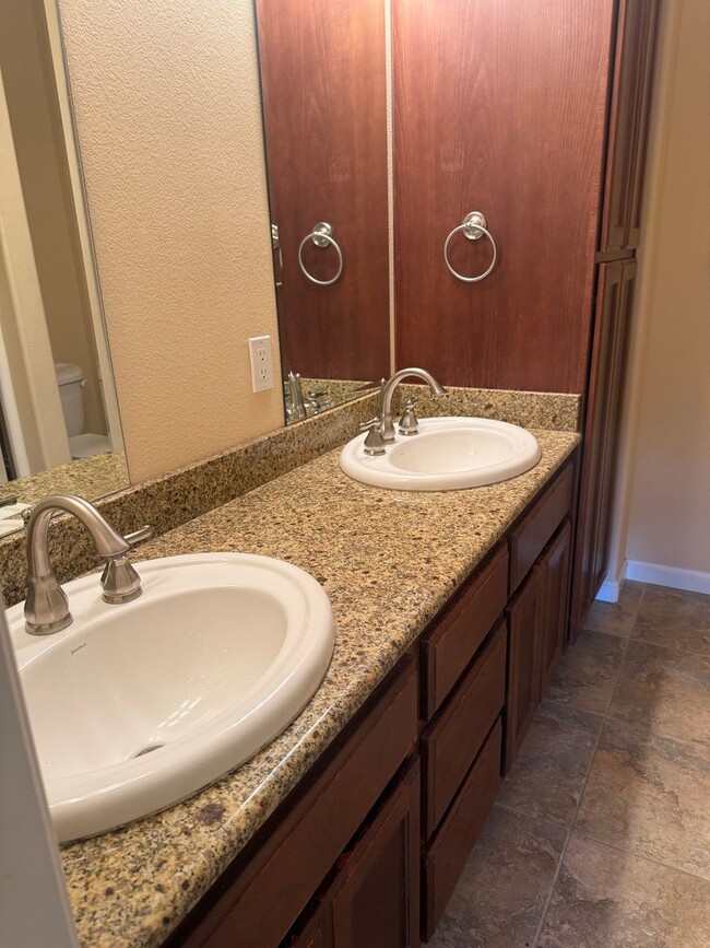 Building Photo - 2BED 2.5 BATH - TOWNHOME IN A QUIET NEIGHBORHOOD