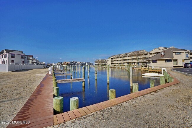 Building Photo - 304 6th Ave