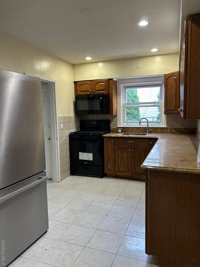 Building Photo - 4-38 Beach 22nd St