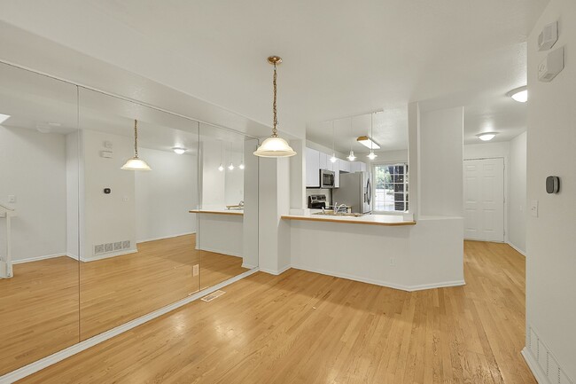 Building Photo - $1,950- 2 Bed, 2 Bath Townhouse in Denver with Washer and Dryer!