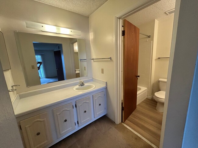 Building Photo - Available Mid April - Lovely 2/2 in in Alt...
