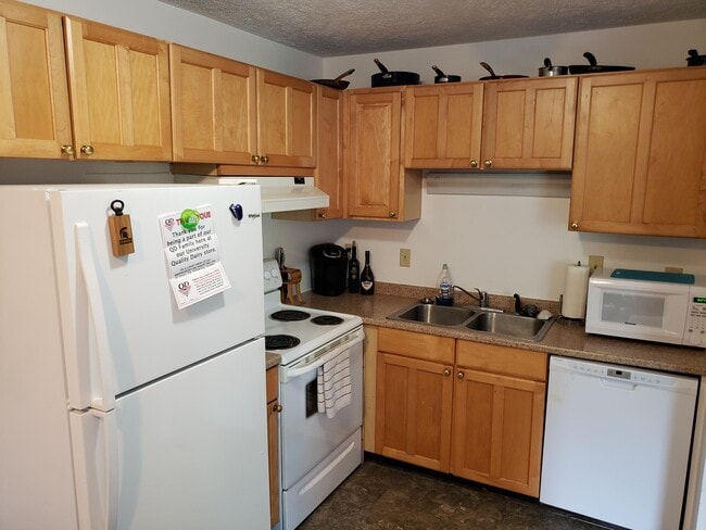 Kitchen - 622 N Hagadorn Rd