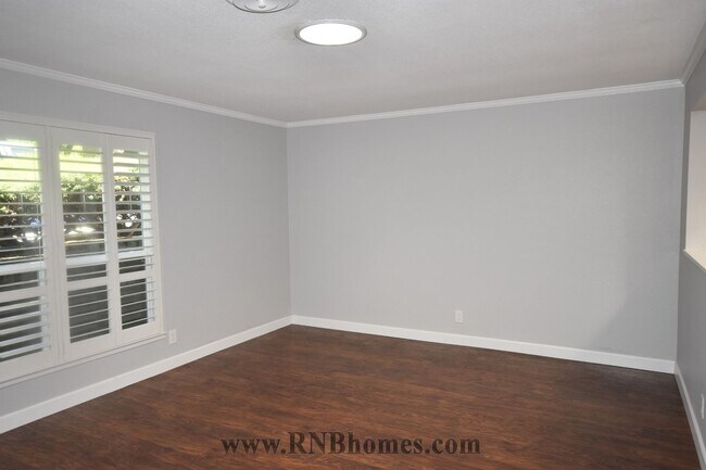 Building Photo - 415 Sutton Pl