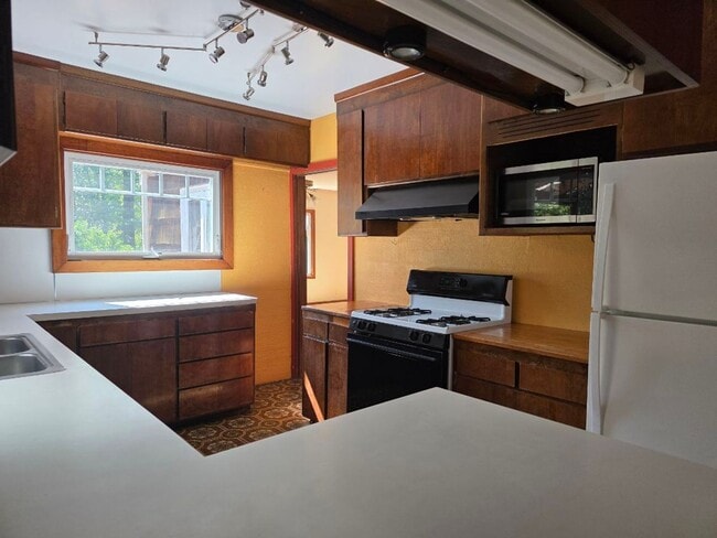 Building Photo - 4 Bedroom Upstairs Unit in a Country Setting