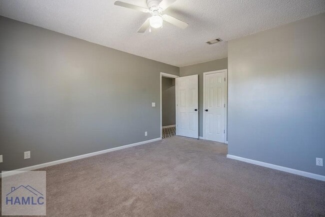 Building Photo - 910 Brett Dr