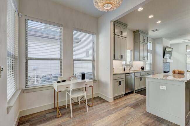 Building Photo - Stunning 4 Bedroom 3 Bath Home