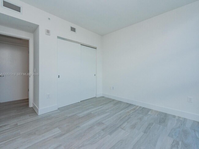 Building Photo - 1010 Brickell Ave
