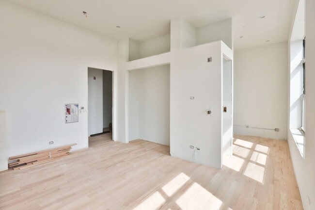 Building Photo - Brand New Jr 1 Bed in Wicker Park. 12' Ceilings. Huge Windows, Elevator Building. Roof Deck. Free...