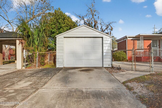 Building Photo - 345 E 44th St