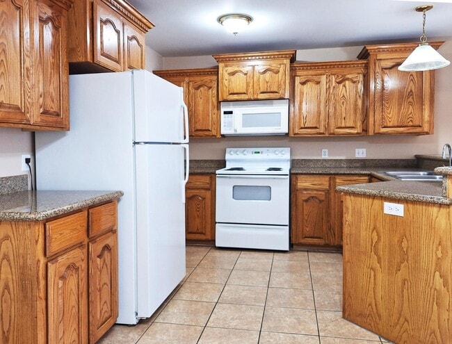 Building Photo - 1402 W Kiwi Ave