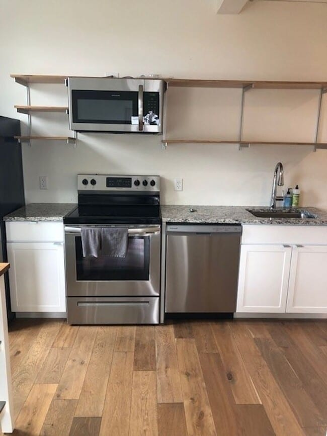 Building Photo - 1BR/1BA Available Now!! Partially Furnished - Great Portland Location!!