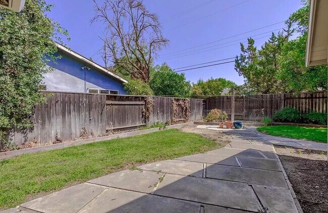 Building Photo - Fantastic 3 Bed 2 Bath Home Available Now!