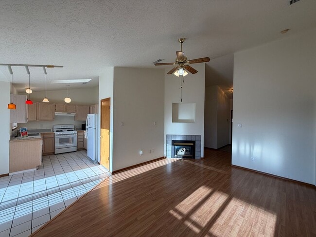 Building Photo - 3 Bedroom Single Story Home Available Near Unser Blvd NW & Ladera Dr NW!